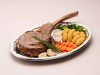 骨付きの豪快さと、しっとりジューシーなローストビーフの旨みが一体に。
噛みしめるたびに広がる肉の甘みと香ばしさは、まさに御馳走の極み。
