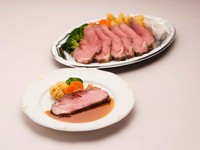 クリスマス限定のスペシャルエディションショートケーキ。
菊地農園の苺「とちあいか」と厳選した純生クリームを贅沢に重ね、
絶妙なバランスで仕上げた、パティシエの技が光る極上の苺ショートケーキ。　