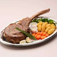 風味豊かなピスタチオムースに、抹茶と柚子のクリームを包み込んだクリスマス限定のアントルメ。フランス菓子をベースに、和洋のエッセンスを巧みに融合したオリジナルアレンジ。