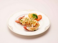 那珂湊産のイセエビを使用し、芳醇なヴァンブランソースとともに香ばしく焼き上げたテルミドール。
ぷりっとした甘みのある身と濃厚なソースが絶妙に絡み合う至福の逸品。