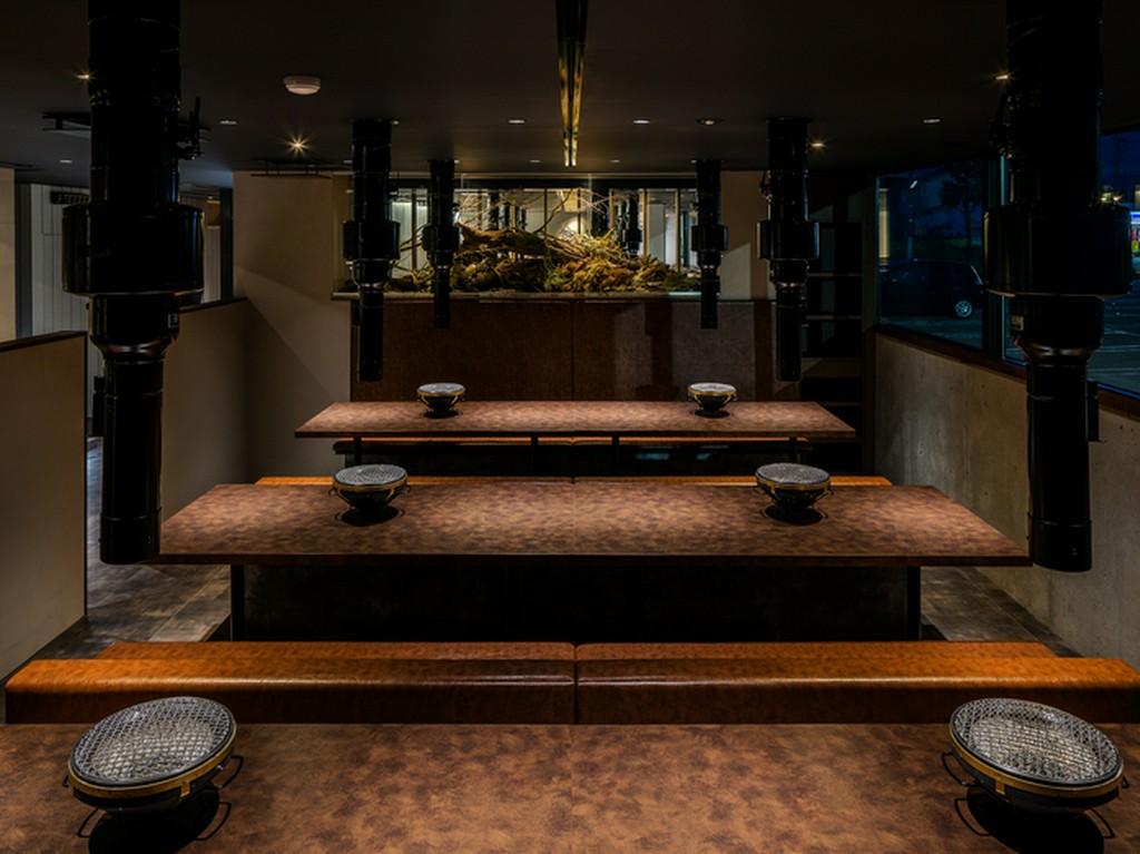 個室６部屋　ホール6名席14テーブル