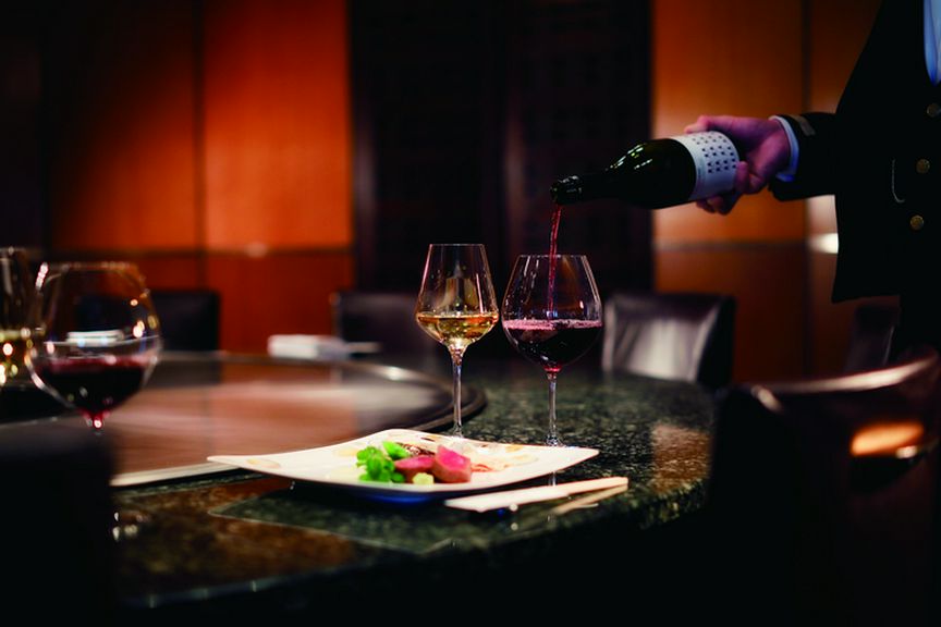 鉄板焼専属ソムリエがワインをセレクト