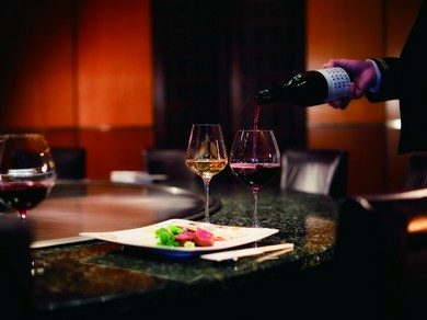 鉄板焼専属ソムリエがワインをセレクト
