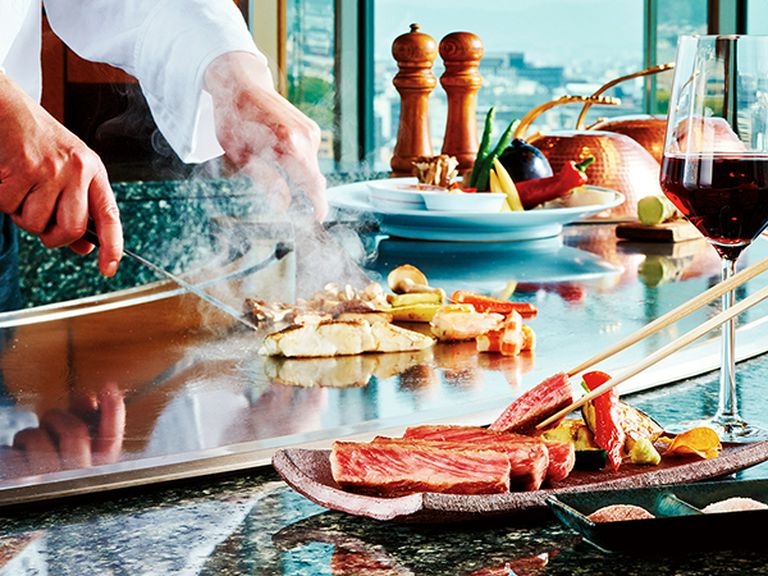 季節の味覚を盛り込んだ前菜に始まり、新鮮な旬の魚の鉄板焼と国産牛ステーキに舌鼓。