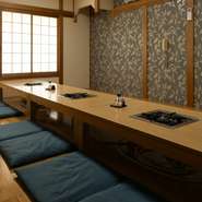 座敷席は4部屋完備されています。2つは4名～8名までのコンパクトタイプで、残りの2つは8名～15名まで入れる大きなタイプで、最大で30名までの宴会にも対応可能です。