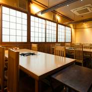 店内は、国内外のゲストをもてなす場にふさわしい和の趣き溢れる空間です。ロールーカーテンで間仕切りをつくり、半個室にすることも可能。1階はテーブル席、2階は座敷とフローリングタイプの個室となっています。