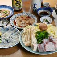 サクサクの『から揚げ』や濃厚な『焼きふぐ』を含む、ふぐ三昧のオススメプランです。旨みが凝縮される鍋料理『てっちり』は、ポン酢であっさりと。締めにふさわしい雑炊も格別なおいしさです。（税込15,000円）