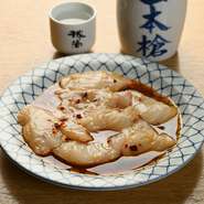 ふぐのあっさりとしたイメージを見事にくつがえしてくれる大人気のメニューです。秘伝のレシピは先代から受け継いだもの。にんにくと唐辛子を混ぜたタレで味付けしています。（税込3,520円）