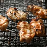 刺身や鍋など、あっさりと味わう料理に留まらず、さまざまなふぐ料理が揃っています。中でも、先代から続くレシピを守り、にんにくと唐辛子で味付けした『焼きふぐ』は大人気です。