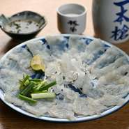 九州の長崎を中心に大分や鹿児島など、さまざまなふぐの漁場から買い付け。1年を通してふぐ料理を食べられるようにいけすで泳がせ、オーダーごとに捌いています。