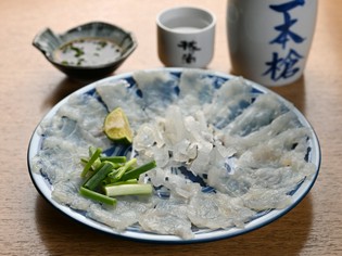 各地の漁場で水揚げされたとらふぐをいけすで管理