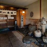 「おいしかった」と笑顔で帰ってもらえるような料理を提供できることこそが、料理人として最も大切にしていること。そのために、素材をしっかりと目利きし、料理の技術も日々磨いています。