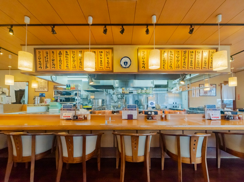 とんかつが上がる様子に期待膨らむカウンター席も人気