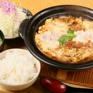 土鍋で提供される卵とじの『土鍋ロースかつとじ』は、いわばカツ丼のセパレート仕立て。荒削りのかつおダシが風味豊かです。揚げたて、できたてのおいしさを長く楽しめるよう、提供時の食器も厳選されています。