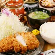 きめ細かい肉質のロース肉を厳選し、35日間低温熟成。旨みを最大限に引き出した状態に、鮮度抜群の手づくりパン粉を纏わせ、3種の植物油をブレンドした油で揚げてあります。深い味わいとやわらかさがたまりません。