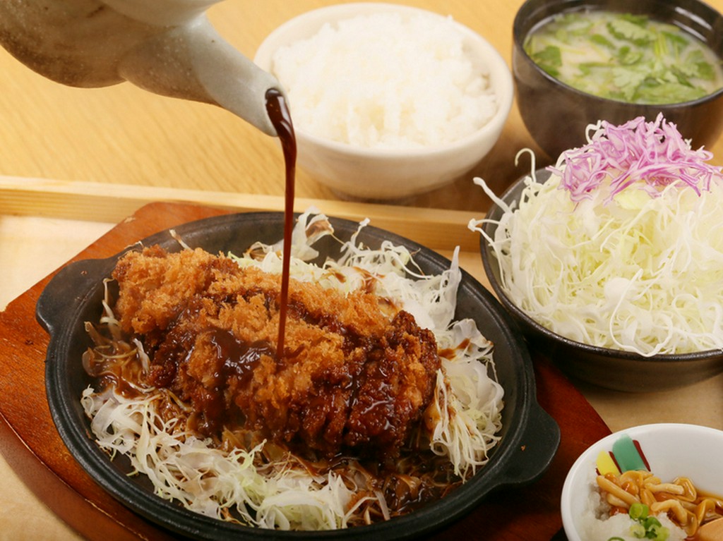 本場名古屋の味を熱々で！『名物　鉄板みそかつ定食』