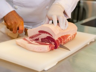 最低2センチ厚で提供！吟味を重ねたこだわりの豚肉