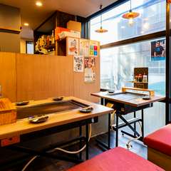 オシャレな店内でバラエティー豊かなもんじゃ焼きを堪能