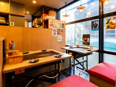 オシャレな店内でバラエティー豊かなもんじゃ焼きを堪能