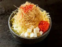 老若男女問わず人気の定番もんじゃ。
当店では九州・博多から取り寄せた明太子をふんだんに使用し、もんじゃ麦秘伝のベースと合わされば口の中で絶妙な味わいを演出します。