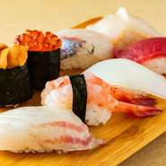店主が京都中央市場から仕入れた新鮮な魚を使用して作られる「ちらし寿司」や「握り寿司」は格別です。四季折々の旬食材を使ったお料理をお楽しみ下さい。