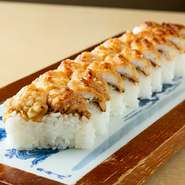 厳選した鱧を、丁寧に骨切り・漬け焼きした後に棒寿司に致しました。
京都の夏を代表する季節の寿司です。
鱧の相場の上下が激しいために時価・予約制。
予約・お値段に関しましてはお気軽にお問合せ下さい。
