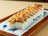 厳選した鱧を、丁寧に骨切り・漬け焼きした後に棒寿司に致しました。
京都の夏を代表する季節の寿司です。
鱧の相場の上下が激しいために時価・予約制。
予約・お値段に関しましてはお気軽にお問合せ下さい。