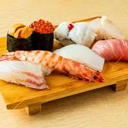 トロ・ウニ・イクラをはじめ、その日の最高のネタを取り合わせた豪華なネタが勢ぞろい。