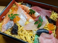 甘目の錦糸玉子の上に、ちょっと豪華なネタをのせた「ちらし寿司」。
女性やお子様、お持ち帰り用として人気です。一盛にしてパーティ等にお使いになると華を添えます。