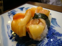 冬に旬を迎えます。
特に紐の部分は磯の香りが強く、食通と呼ばれる方に好評です。