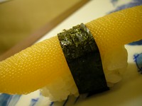 塩数の子を丁寧に塩抜きし、出しに漬け込み、味を含ませてから握っております。