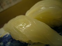 剣先イカを食べやすくするために包丁目を入れて握っております。