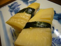 地元・洛西産の筍を味付けしてから木の芽をはさんでお出ししております。