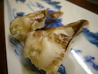 京都で非常に珍重される甘鯛を塩焼きに致しました。
香りと味をお楽しみ下さい。中骨などが多い部分でしたら骨を炙り直してお酒を注いで骨酒にすることも出来ます。※テイクアウト可