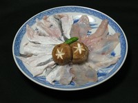 ポン酢に漬けた物を炭火で焼きながらお召し上がりください。
きっと香ばしい香りが食欲をそそってくれるでしょう!(10月~3月限定)
※画像は二人前です