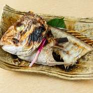 京都で非常に珍重される甘鯛を塩焼きに致しました。
香りと味をお楽しみ下さい。中骨などが多い部分でしたら骨を炙り直してお酒を注いで骨酒にすることも出来ます。※テイクアウト可