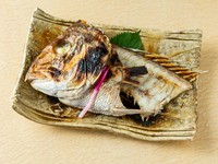 京都で非常に珍重される甘鯛を塩焼きに致しました。
香りと味をお楽しみ下さい。中骨などが多い部分でしたら骨を炙り直してお酒を注いで骨酒にすることも出来ます。※テイクアウト可