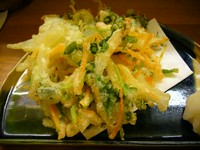 玉ねぎ、三つ葉、人参をかき揚げに致しました。
当店の人気メニューです。天つゆに漬けてお召し上がり下さい。