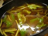 すし屋の定番の汁物、白身魚を碗だねに使い、赤だし味噌で調理致しました