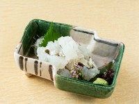 鱧を丁寧に開いた後、骨切りをし皮の部分だけを炙ったものでモチモチした食感に仕上がっております。山葵醤油や梅肉を付けてお召し上がりください。(夏から秋への限定のご提供です)