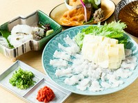 鱧の骨から取った出汁を使ったしゃぶしゃぶ。
召し上がっていく内に濃厚な出汁になり、それを使って作る雑炊は最高です。
【画像は二人前です(夏から秋への限定のご提供です)】