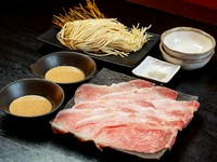 タンしゃぶに和牛しゃぶしゃぶ、〆には有名ラーメン店、壺さんの特製ラーメン?も楽しめます。