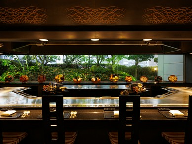 程よい距離感のカウンター席は、記念日のデートにぴったり