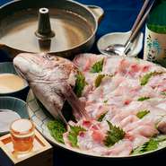 魚河岸直送の鮮魚もお店自慢の逸品です。冬はぶりしゃぶ、春はたいしゃぶを提供。開業以来取引を続けているという業者が確かな目で厳選した季節の魚を、お肉同様にこだわりのしゃぶしゃぶスタイルで楽しめます。