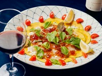 写真は『カルパッチョ』。季節の素材を使った今日のオススメを楽しみにするゲストも多い【代官亭】。今後はさらに気軽にお楽しみいただけるように、おでんも導入予定とか。当日のメニューはぜひお店にてチェックを。