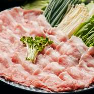 A5等級「飛騨牛」、北海道日高の四元豚「神威豚」、鳥取「大山地鶏」と、全国の選りすぐりの食材を使用したしゃぶしゃぶは、いずれもお店自慢の一品。冷凍モノのお肉を使用しないことも、大切なこだわりです。