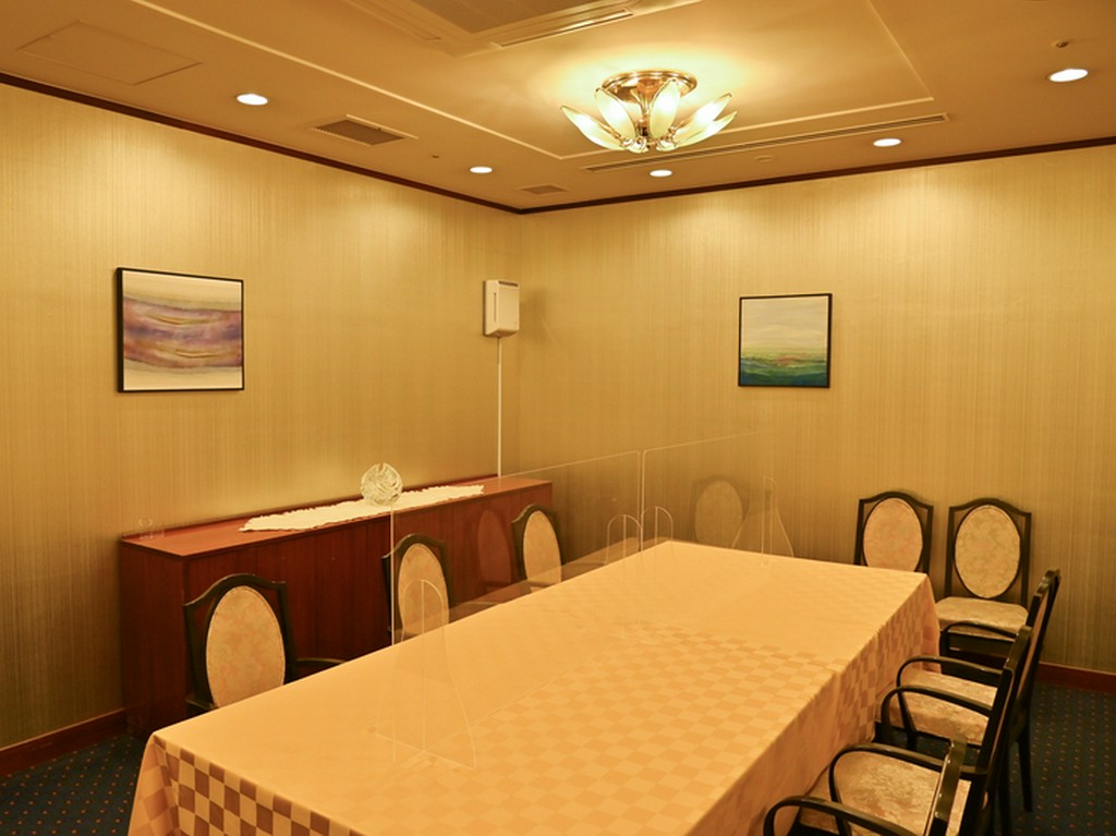 仕事の打ち上げや、少人数の飲み会に利用しやすい個室