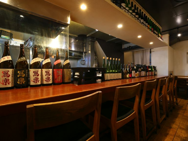 カウンターでゆったりと大人のデートを満喫