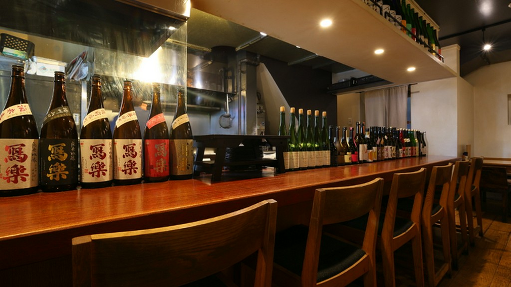 カウンターでゆったりと大人のデートを満喫