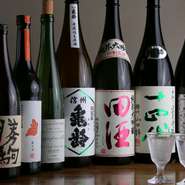 店内では、季節ごとに厳選された全国各地の日本酒を楽しむことができます。銘柄はその時々で変わるため、訪れるたびに新しい発見が待っています。その時期しか味わえない、特別な一杯をお楽しみください。